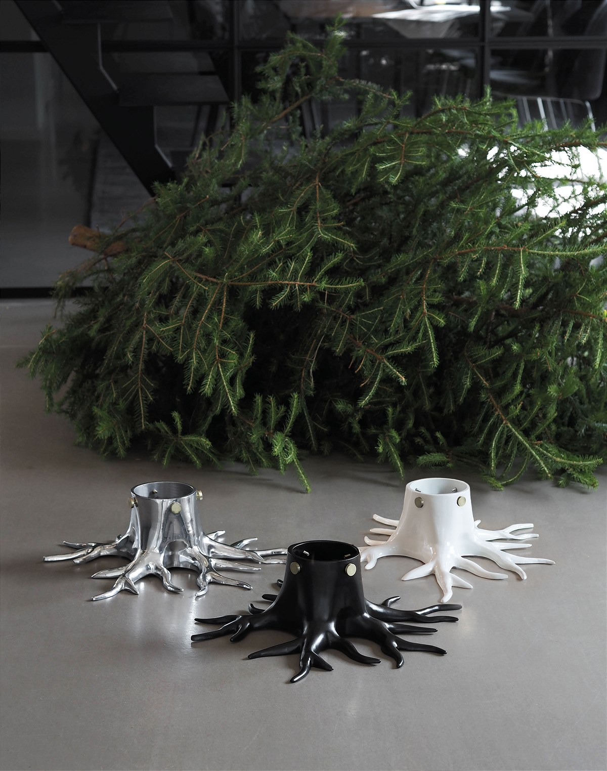 Christmas_tree_holder_silver_black_whitejpg