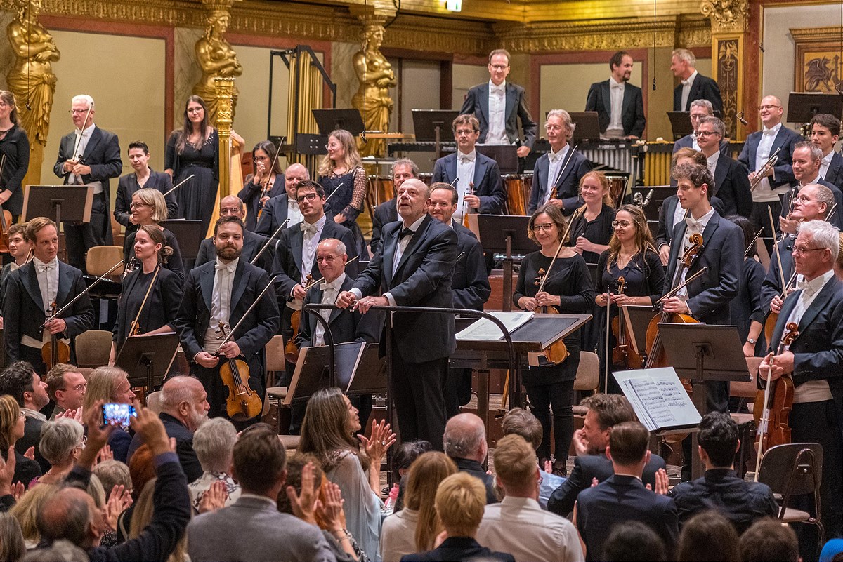 Dirigent Koen Schoots mit Orchester