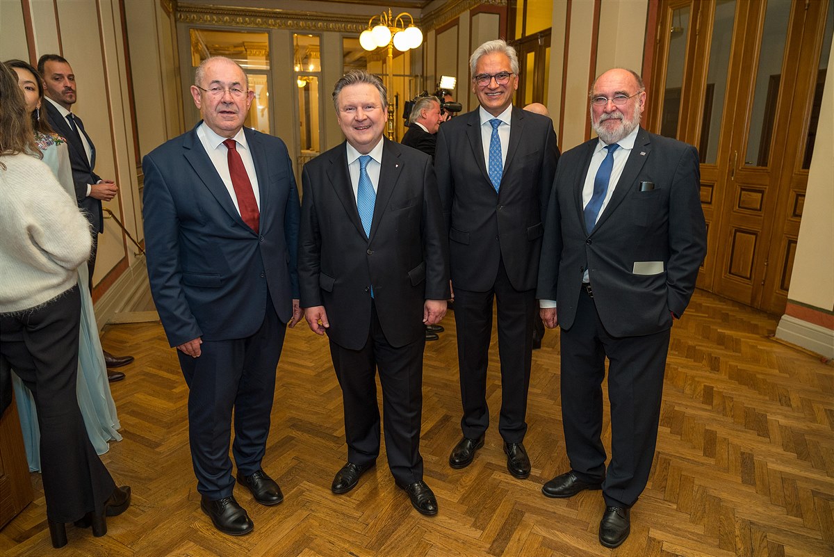 v. l.: István Pásztor, Bürgermeister Dr. Michael Ludwig, Ulmer Oberbürgermeister Gunter Czisch, Prof. Peter Langer