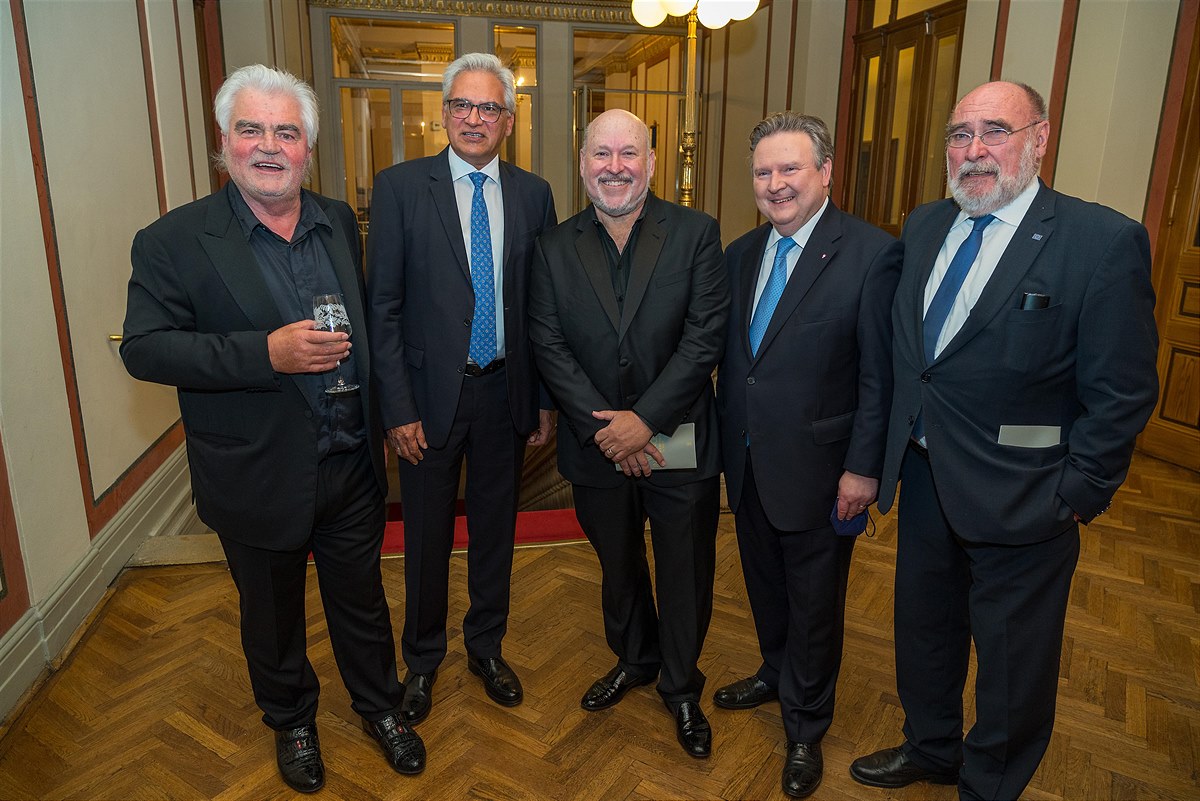 v. l.: Walter Feucht, Ulmer Oberbürgermeister Gunter Czisch, Frank Wildhorn, Bürgermeister Dr. Michael Ludwig, Prof. Peter Langer