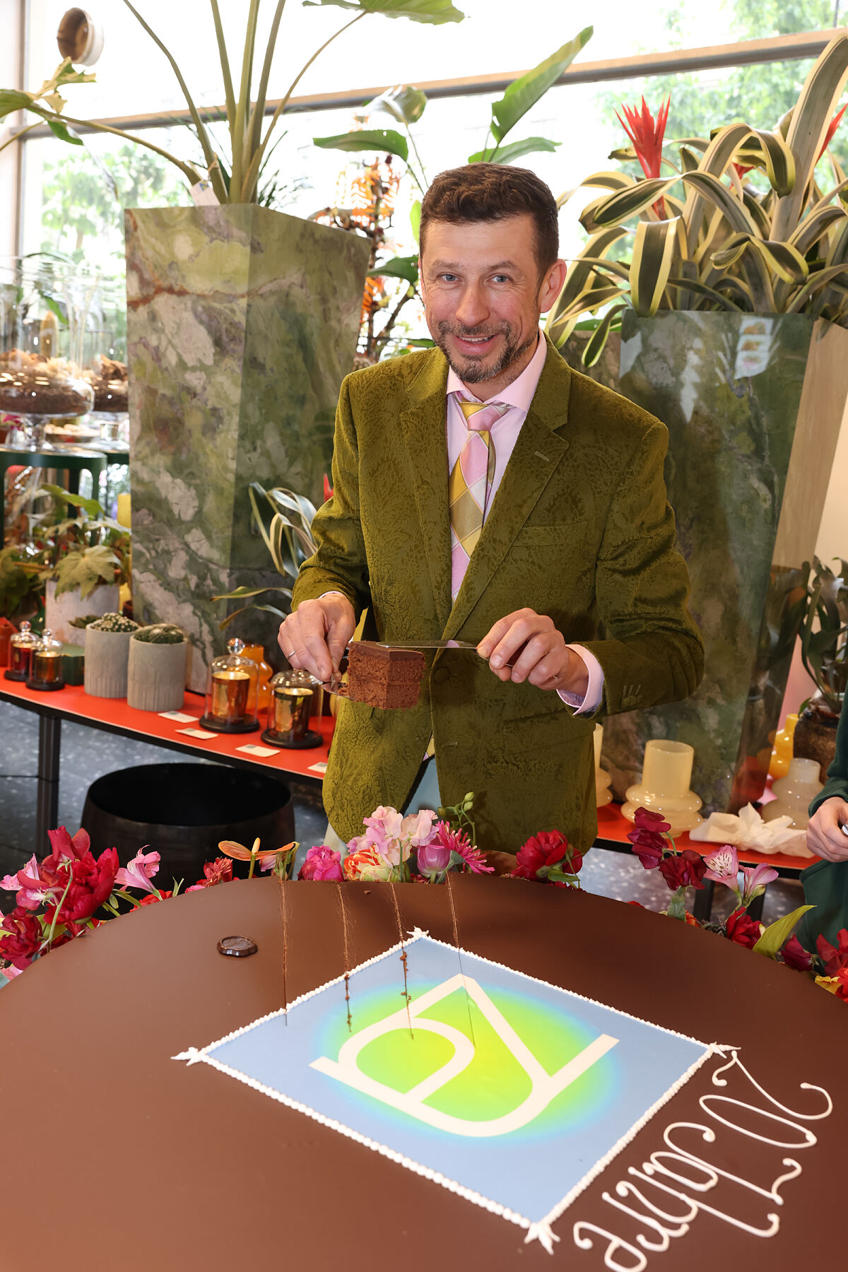 Andi Bamesberger beim Tortenanschnitt der Original Sacher Torte