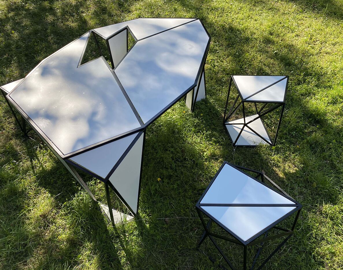 Möbel-Skulpturen von Esther Stocker im Park der See Appartements Eden 1