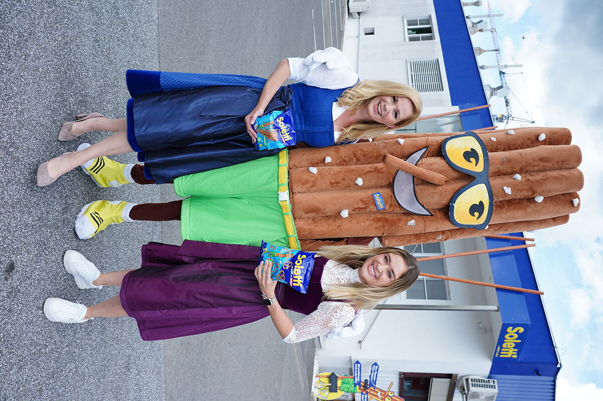Johanna Setzer und Corinna Kamper mit Joe Soletti