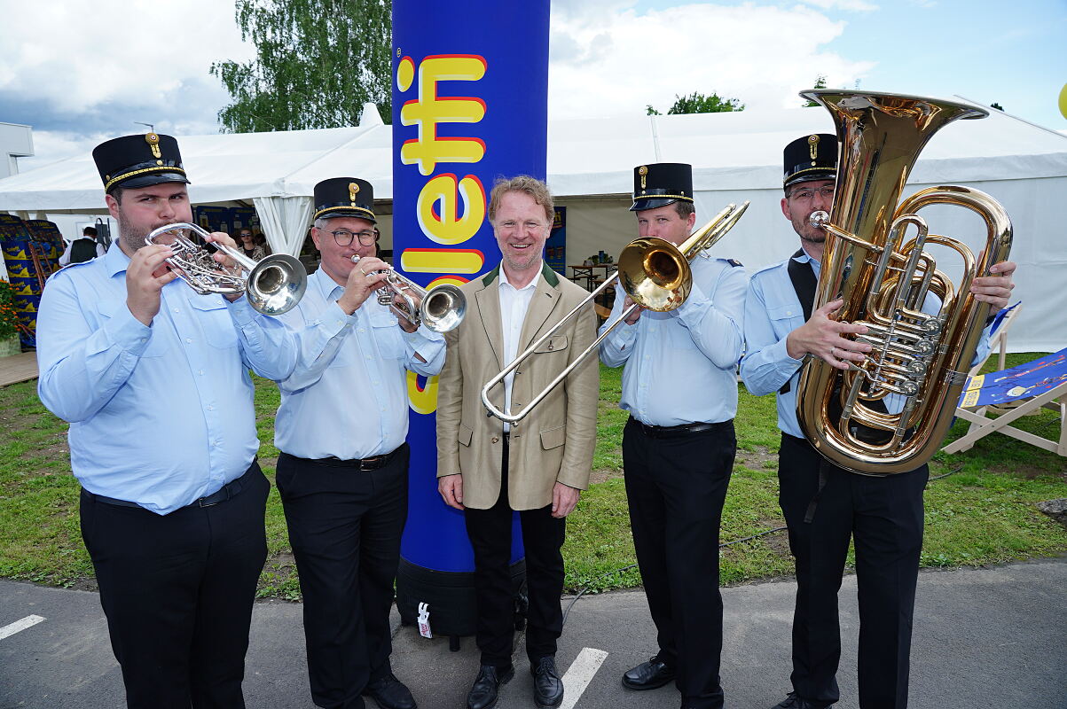 Dieter Schickbichler mit Musikern der Stadtmusik Feldbach