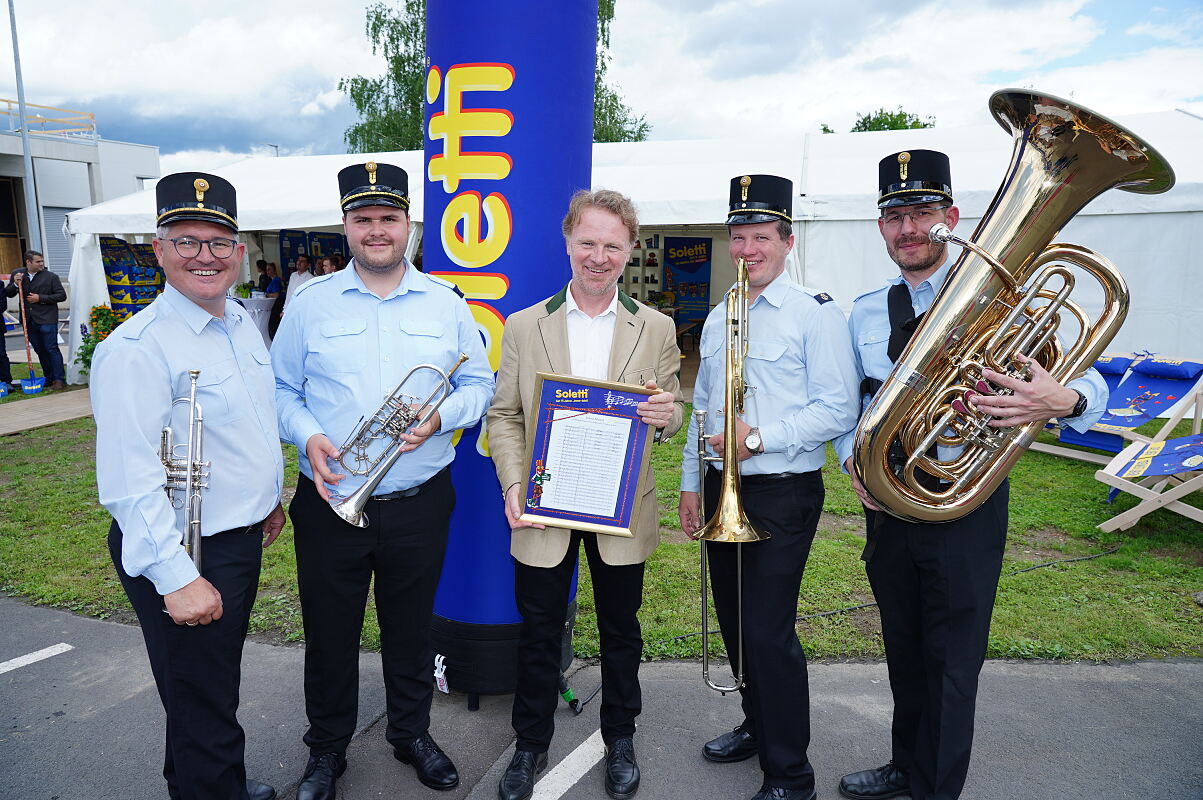 Dieter Schickbichler mit Musikern der Stadtmusik Feldbach und der Partitur des Marsches