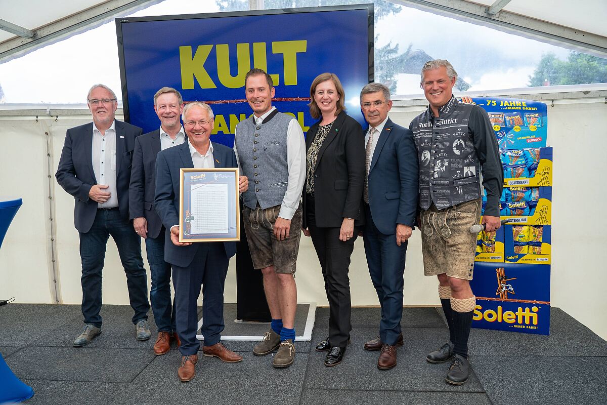 Feierliche Übergabe der Partitur an Bürgermeister Josef Ober mit den Geschäftsführern, Werksleiter Markus Gutmann, Landesrätin Barbara Eibinger-Miedl und Landtagsabgeordneten Franz Fartek