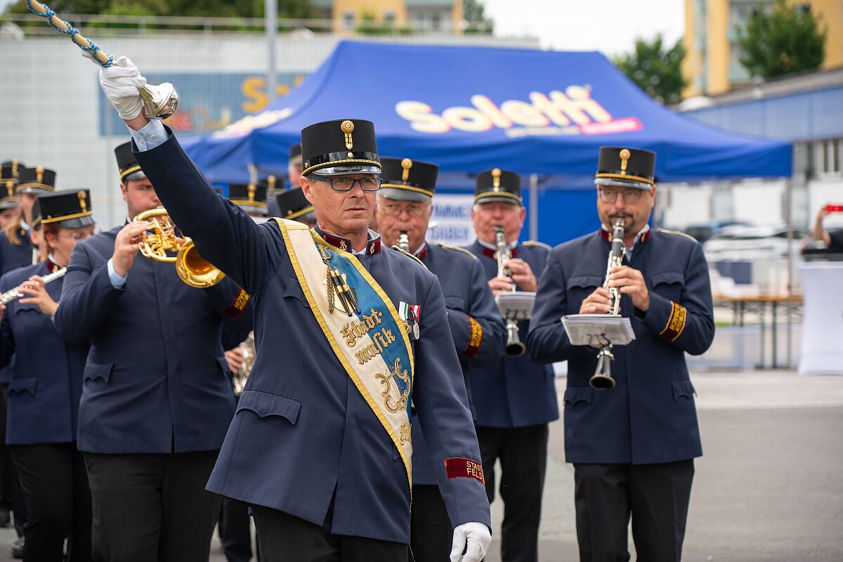 Die Musikkapelle Feldbach marschiert ein
