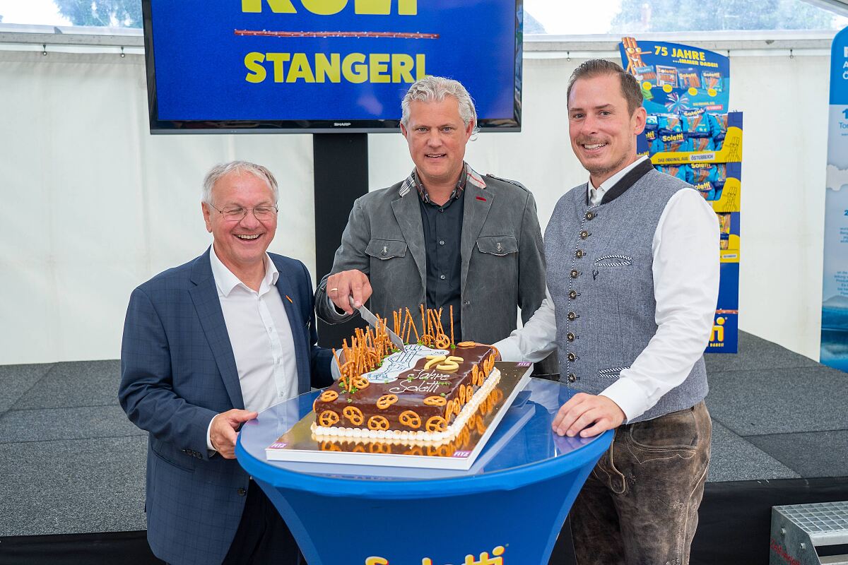 Der feierliche Anschnitt der Torte durch Bürgermeister Josef Ober, GF Markus Marek und Werksleiter Markus Gutmann