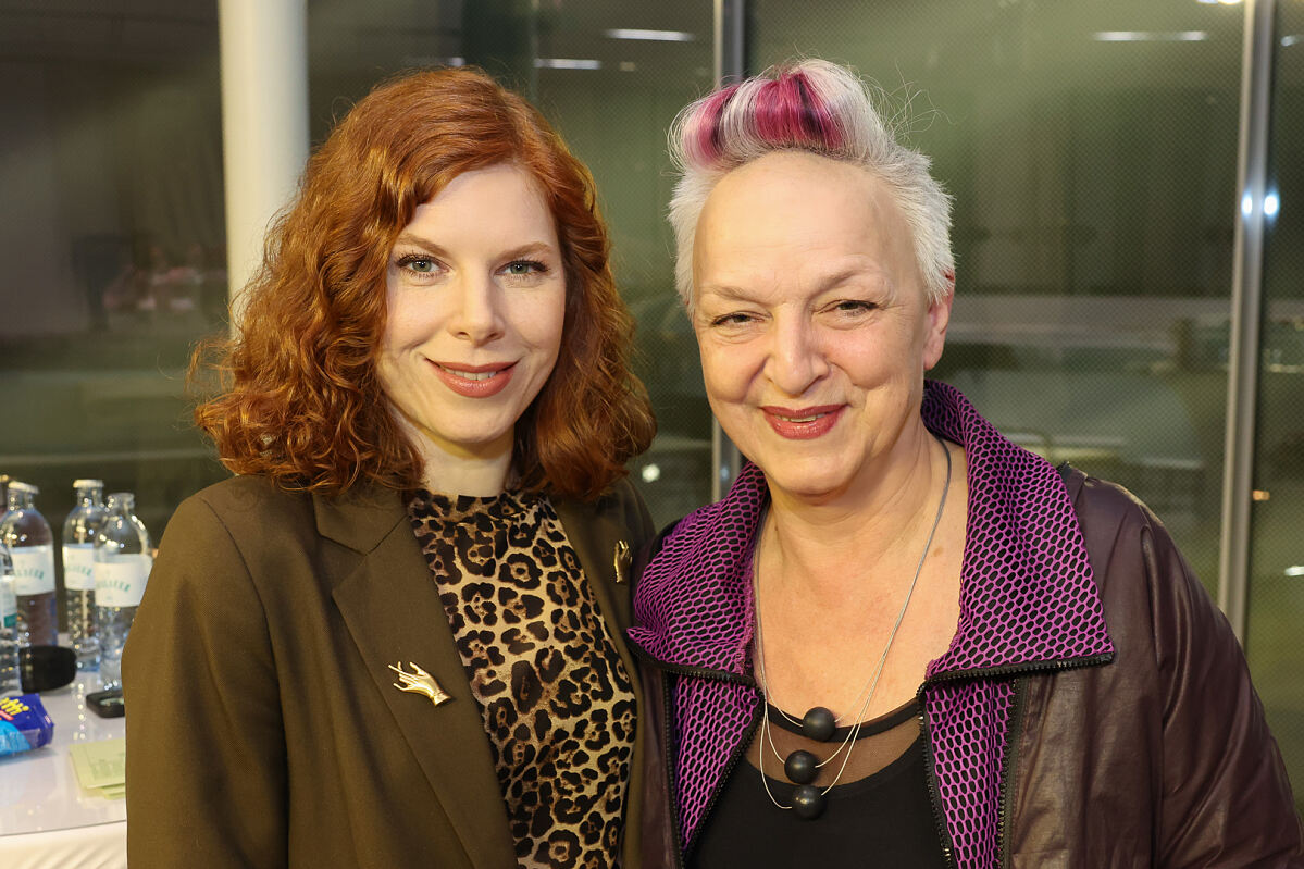 Teresa Vogl mit Lichtkünstlerin Victoria Coeln