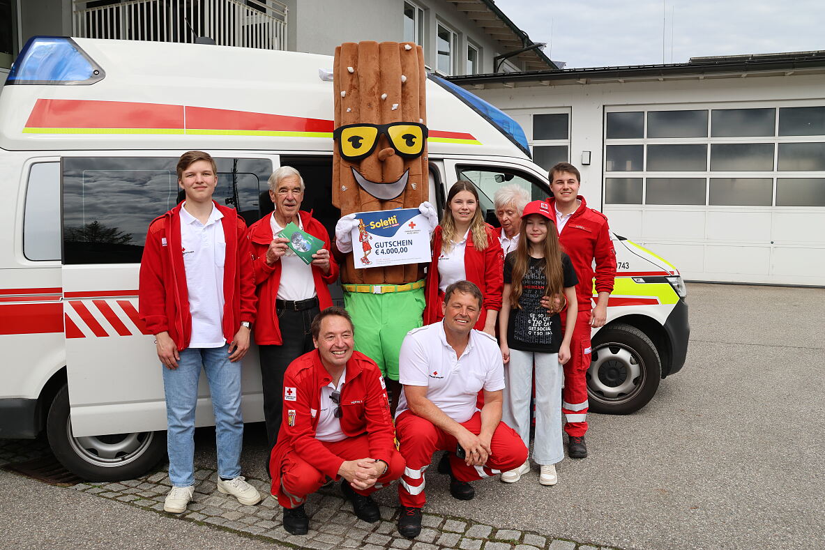 Familie Herbe, Joe Soletti und Teammitglieder des Roten Kreuz