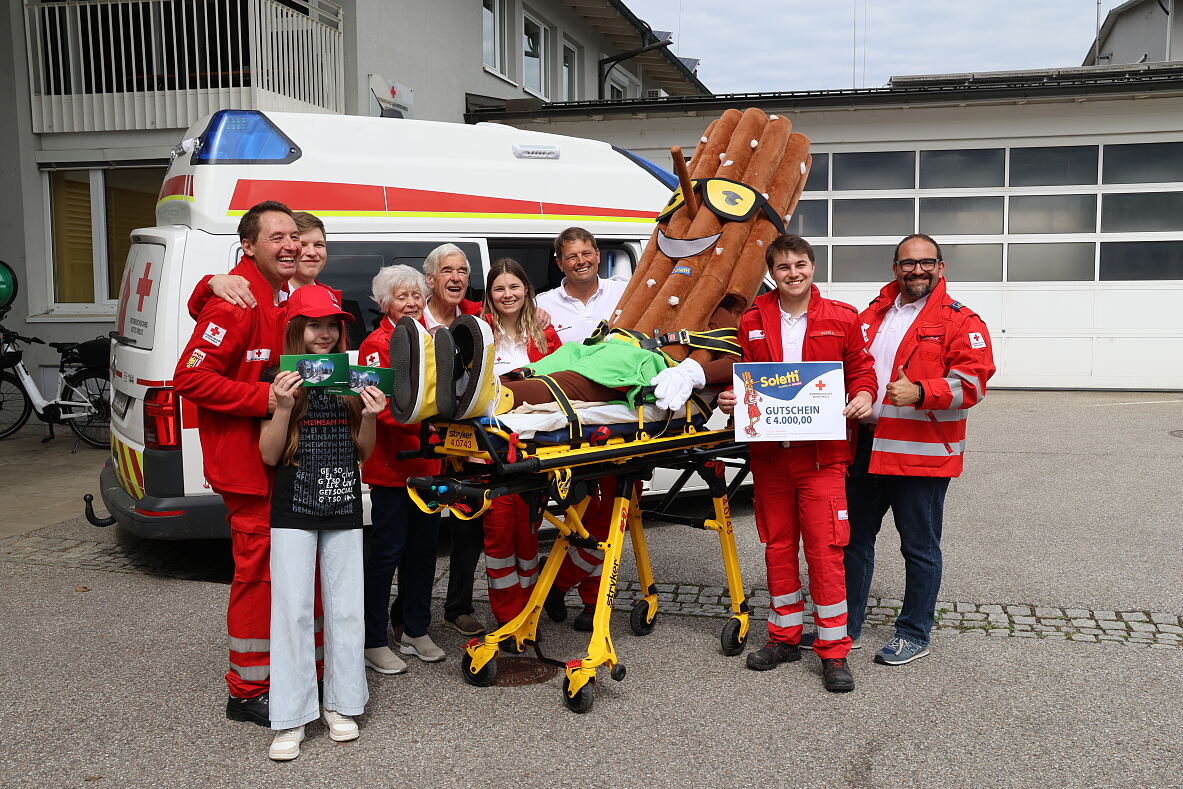 Familie Herbe, Joe Soletti und Teammitglieder des Roten Kreuz