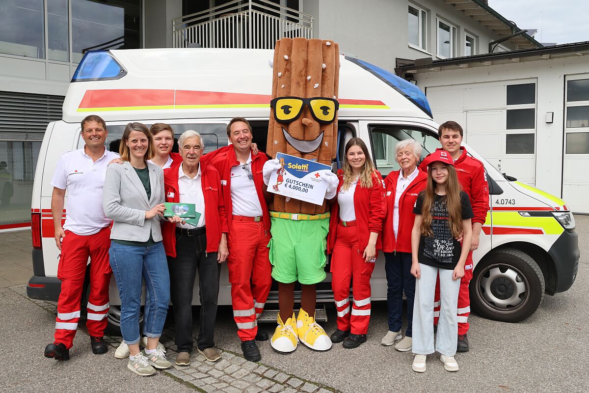 Familie Herbe, Anita Molzer (Kelly), Joe Soletti und Teammitglieder des Roten Kreuz