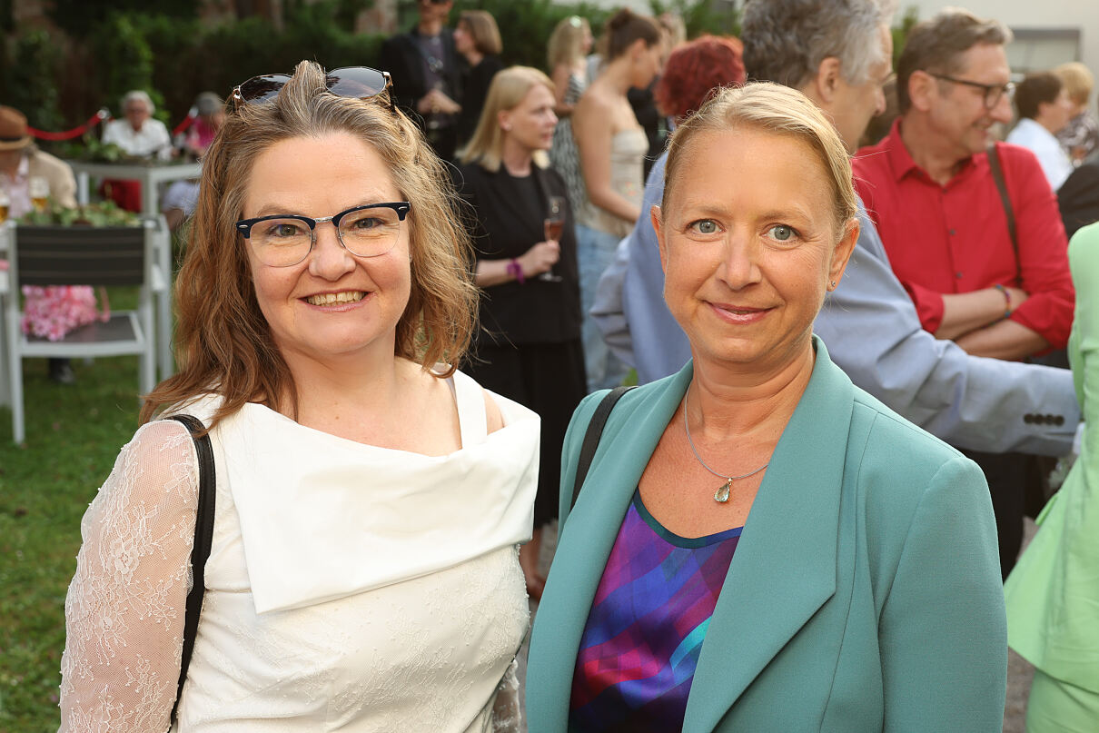  Alexandra Gogolok-Nagl (rechts) mit Begleitung
